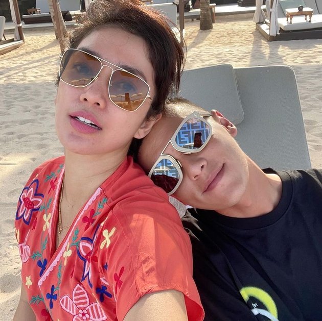 Getting Closer After 15 Years Together, 11 Romantic Photos of Andhika Pratama and Ussy Sulistiawaty During Their Vacation - Showing PDA Everywhere