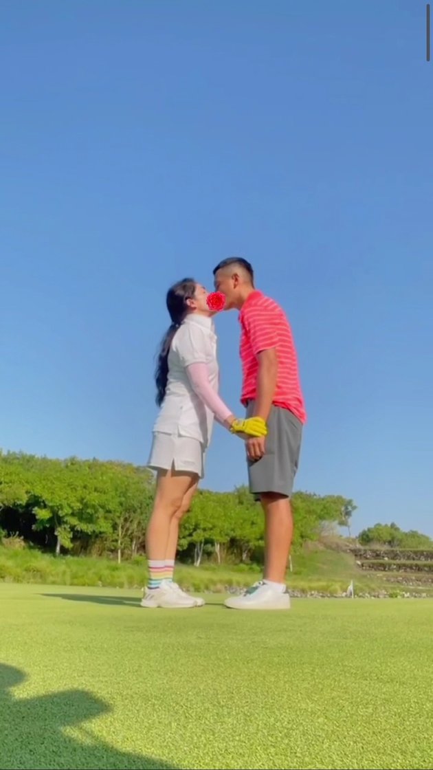 Getting Closer After 15 Years Together, 11 Romantic Photos of Andhika Pratama and Ussy Sulistiawaty During Their Vacation - Showing PDA Everywhere