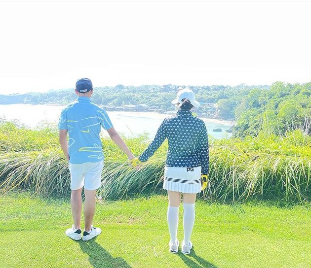 Getting Closer After 15 Years Together, 11 Romantic Photos of Andhika Pratama and Ussy Sulistiawaty During Their Vacation - Showing PDA Everywhere