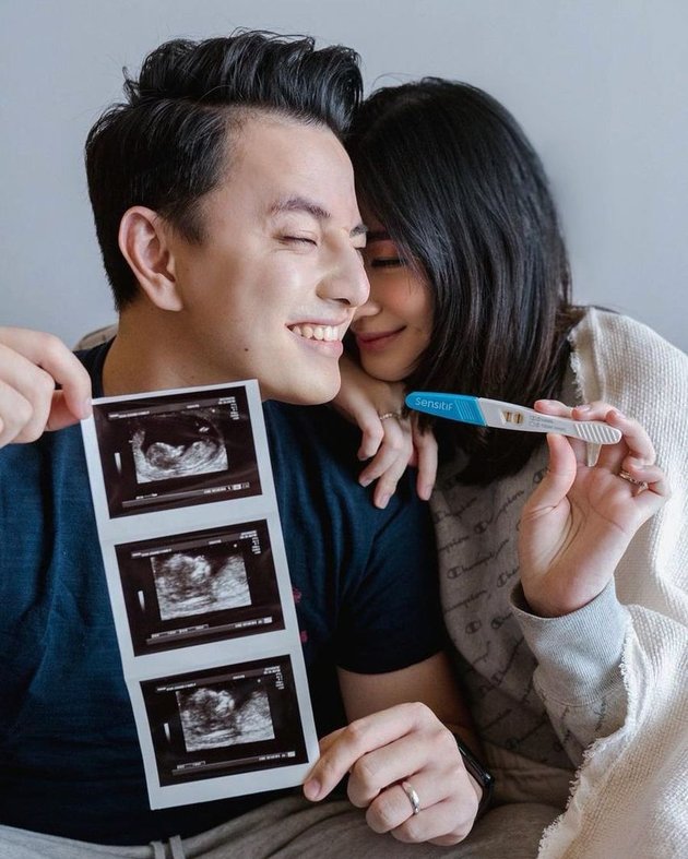 Terlihat begitu bahagia dengan kabar kehamilan ini, Billy pun memamerkan ekspresi gemasnya di depan kamera sambil memperlihatkan hasil foto USG istrinya.