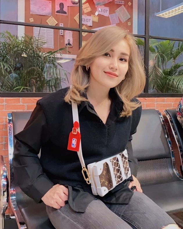 More Resembling Korean Idol, 9 Newest Photos of Ayu Ting Ting with Blonde Hair - Happy to be Called Ryujin Itzy's Twin