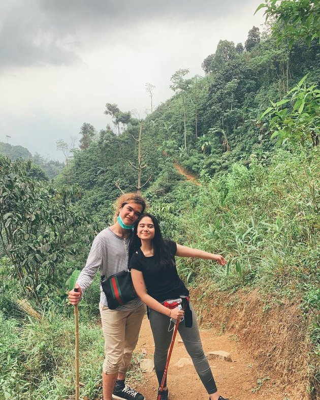 More Serious and Have Their Own Dating Style, Here Are 7 Portraits of Tissa Biani and Dul Jaelani's Romanticism Climbing Mountains and Crossing Valleys - Enjoy Exploring Nature Together
