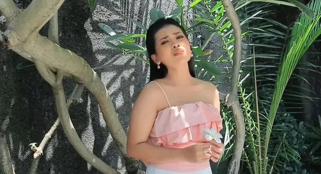 Wulan Permata di MV Lagu Aku Yang Tulus 
