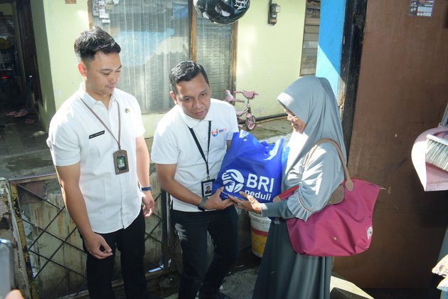 Meaning Ramadan Month, BRI Group Holds a Program to Share Basic Needs in Various Regions