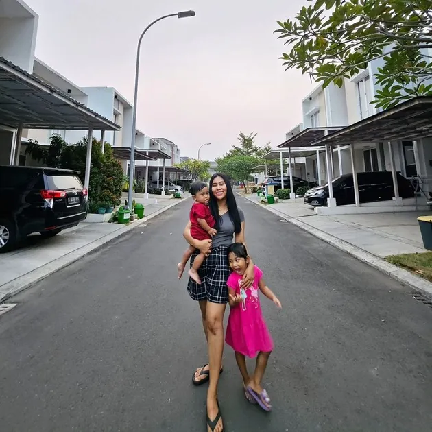 Evi Masamba Bersama Buah Hati