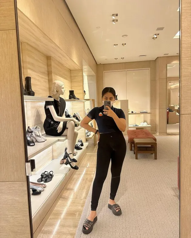 Evi Masamba Bersama Buah Hati