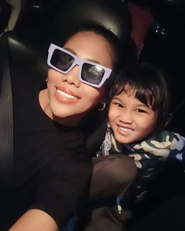 Evi Masamba Bersama Buah Hati