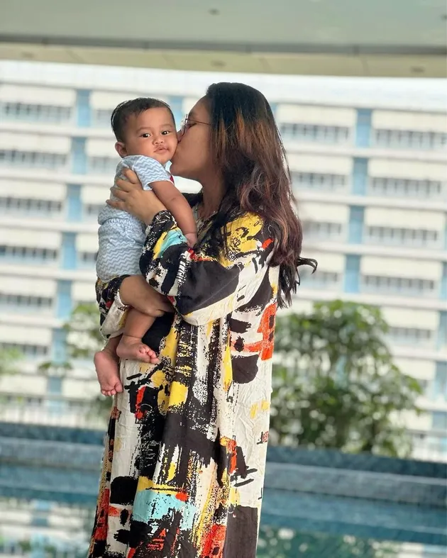 Evi Masamba Bersama Buah Hati