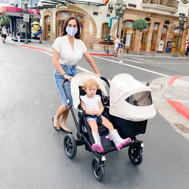 Beautiful Mama! Here are 9 Portraits of Marissa Nasution with Her Two Children who Have Western Features