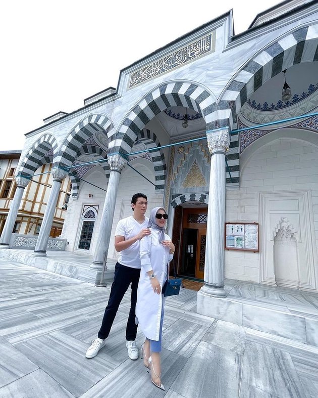 Syahrini dan Reino Barack mampir ke Masjid Camii. Di masjid inilah, mereka melangsungkan akad nikah 3 tahun lalu yang hanya dihadiri oleh keluarga dan sahabat dekat.