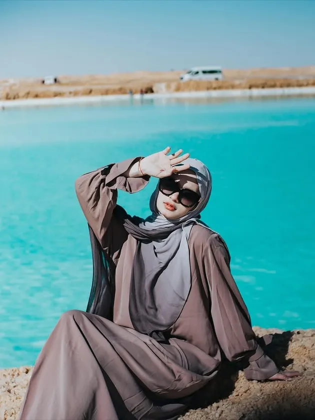 Inara Rusli di tepi laut