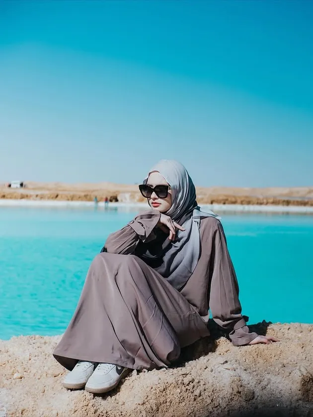 Inara Rusli pakai kacamata hitam