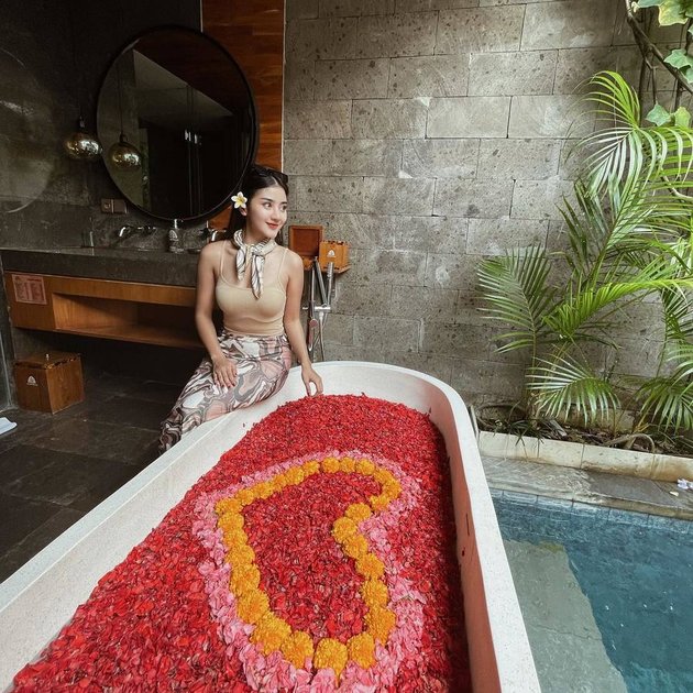 Ghea Youbi menginap di sebuah villa yang berlokasi di Seminyak Bali. 
