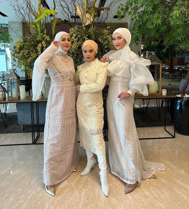 Performing in Aceh, 8 Photos of Tiwi ex T2 Looking Beautiful with Hijab - Fashionable Abis
