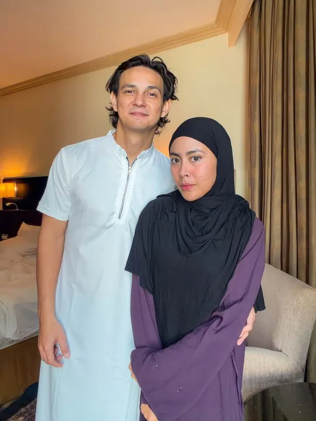 Marcell Darwin dan istri umrah 