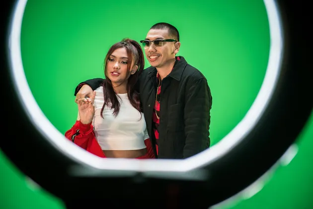 Termasuk juga pada foto ini. Keduanya terlihat akrab karena pada lagu ini Rayi dan Marion dikisahkan sebagai pasangan.