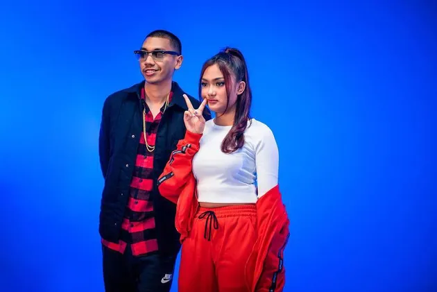 Sedangkan yang satu ini merupakan salah satu cuplikan proses pembuatan music videonya yang sampai saat ini masih dalam proses. Agar tidak tegang, Rayi dan Marion 'pemanasan' dengan selfie bersama.