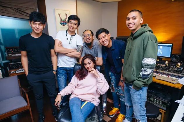 Di sela-sela proses pembuatan lagu ini, keenam musisi ini menyempatkan diri untuk berfoto bersama. Wah beruntung sekali ya Marion!