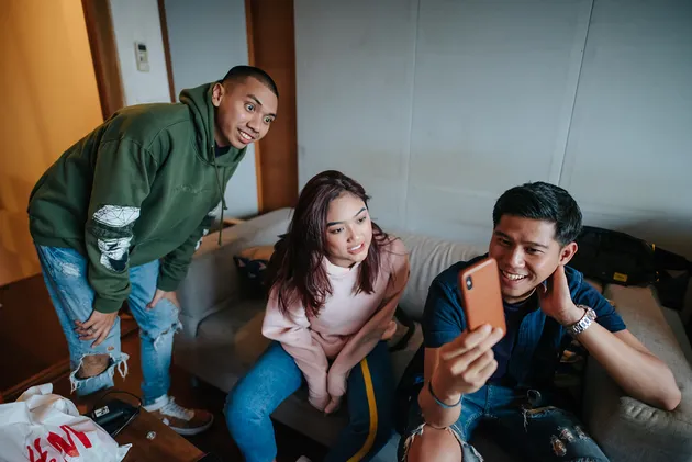 Nah kalau ini adalah salah satu proses di balik layar lagu Jangan. Turut andil dalam proses pembuatan lagu ini, Nino Kayam pun berkumpul bersama Rayi dan Marion.
