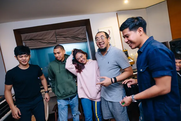 Bukan hanya Nino, 2 musisi lain juga turun membantu penyanyi jebolan ajang pencarian bakat ini. Yakni Ilman Ibrahim dan Arya Aditya Ramadhya dari Maliq and d'Essentials dan juga Irvanat.