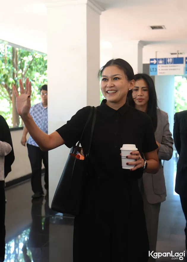 Marissa Anita Melambaikan Tangan