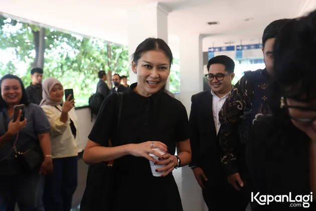 Marissa Anita tersenyum