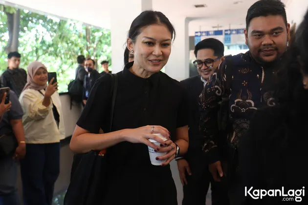 Marissa Anita tampil simpel