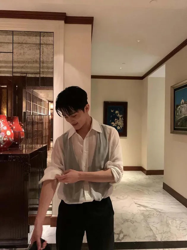 Mark Lee Menggulung Lengan Baju