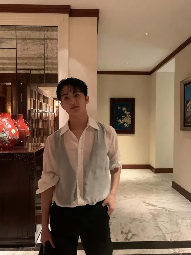 Mark Lee Menenteng Jas