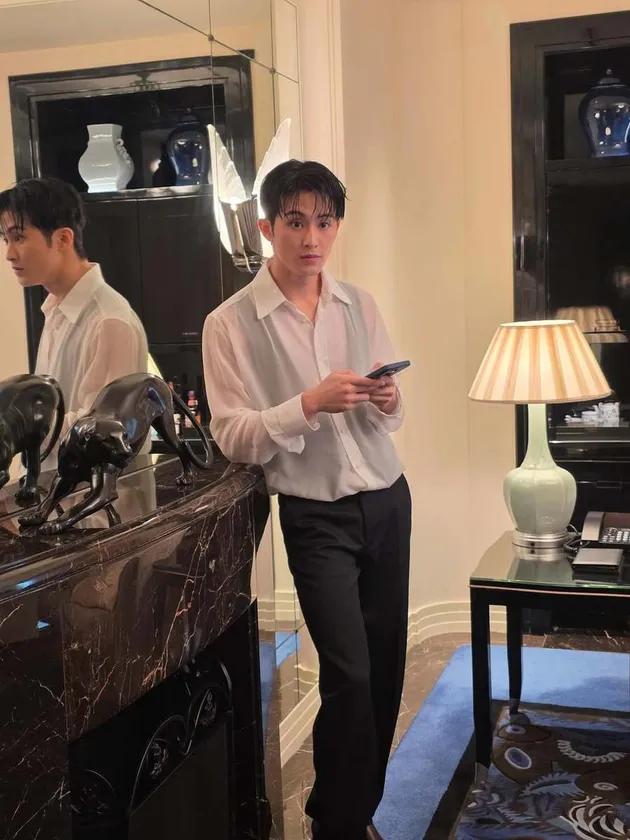 Mark Lee Menoleh ke Kamera