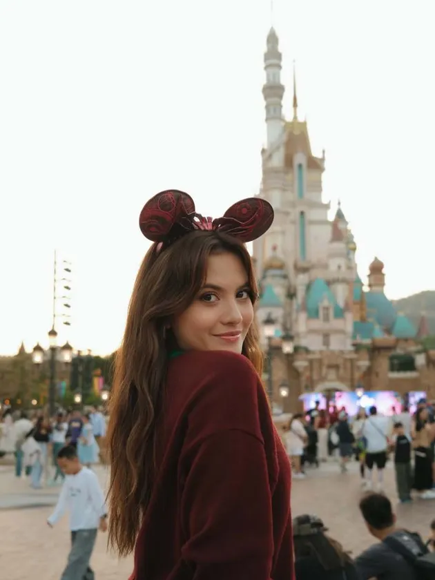 Marsha Aruan liburan ke Disneyland Hongkong.