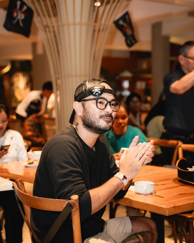Marthino Lio santai di cafe