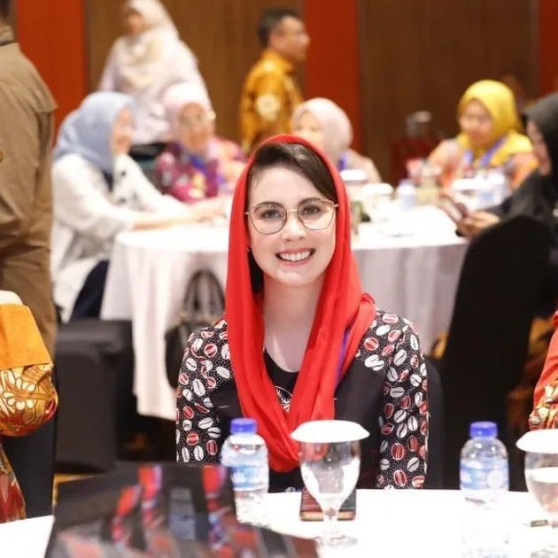 End of Husband's Term is Near, 8 Photos of Arumi Bachin Participating in National Coordination Meeting in Jakarta - Friendly to Take Selfies with Meeting Participants