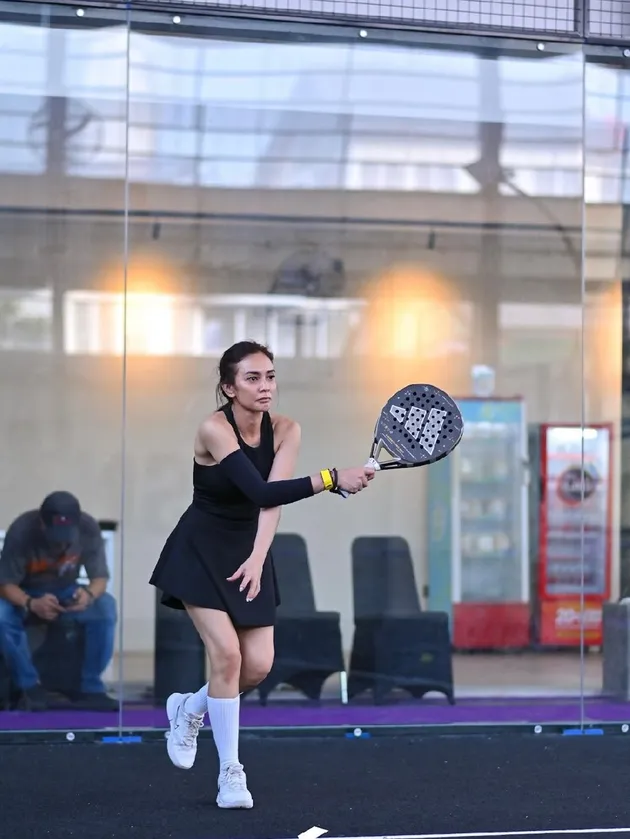 Masayu Anastasia bermain padel