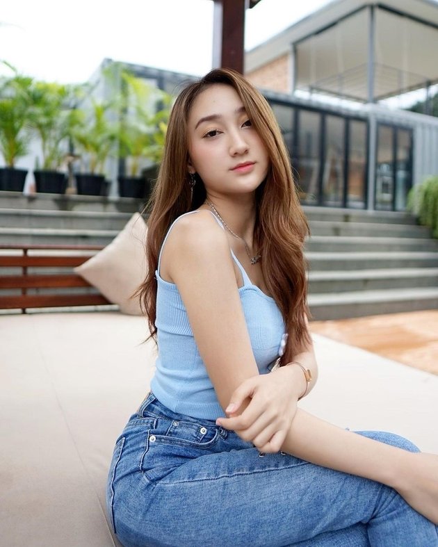 Sandrina Azzahra, penari muda jebolan ajang Indonesia Mencari Bakat ini juga sering tampil seksi di instagramnya. Tahun ini, Sandrina akan berusia 20 tahun. 
