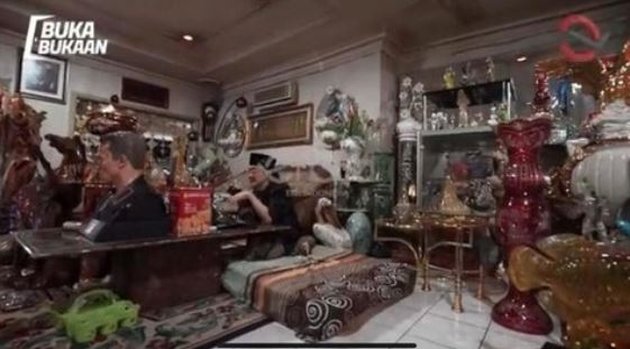 Still Remember Eyang Subur? Here are 7 Unique and Crystal-Filled Pictures of His House