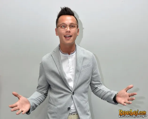Suami dari Ussy Sulistiawati adalah salah satu lelaki yang beruntung. Bersama Teh Melly, Andhika Pratama bawakan lagu Butterfly