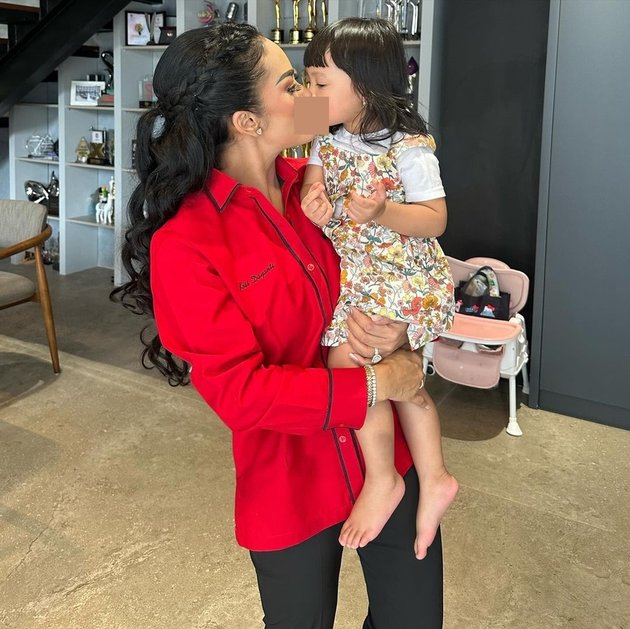 Still Wearing Party Uniform, Here are 8 Photos of Kris Dayanti Babysitting Her Two Grandchildren After Work - Maia Estianty's Comment Becomes the Highlight