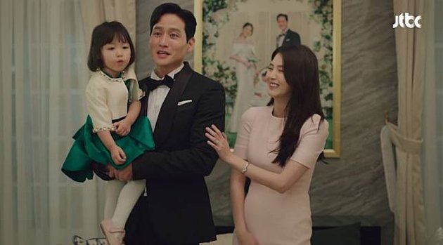 Han So Hee menjadi seorang ibu dalam drama 'THE WORLD OF THE MARRIED COUPLE'. Ia memiliki anak dari hubungan terlarangnya dengan Lee tae Oh.