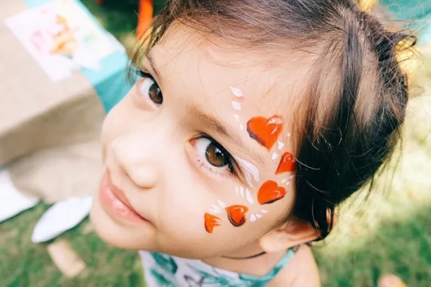 MATA BULAT & RAMBUT COKLAT, SARAH PUTRI NANA MIRDAD MAKIN 