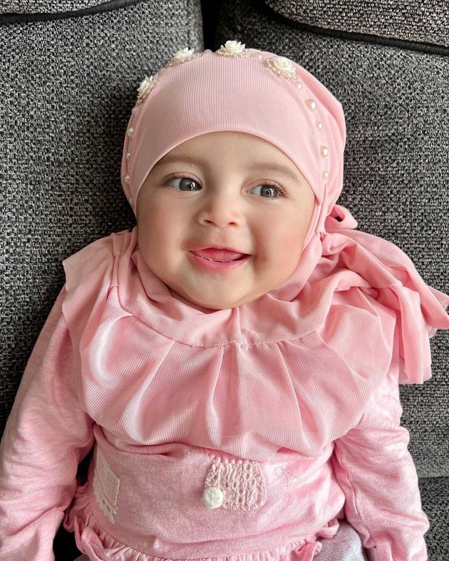 Beautiful Eyes Become the Spotlight, 7 Photos of Baby Guzel, Margin Wieheerm and Ali Syakieb's Daughter, Wearing Hijab - Beautiful Since Childhood