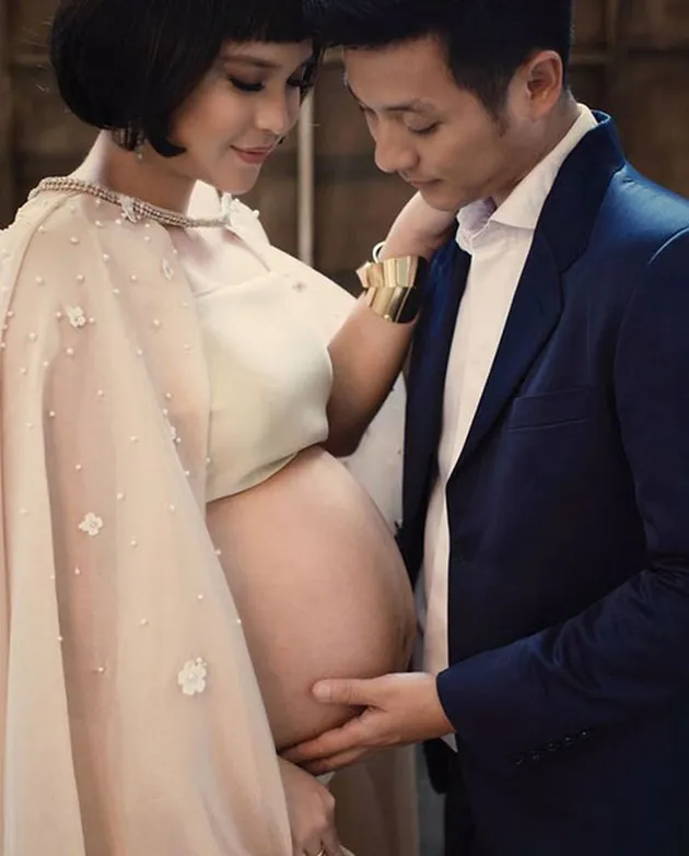 Maternity Photoshoot Putri Titian, Tetap Cantik Meski Buncit!