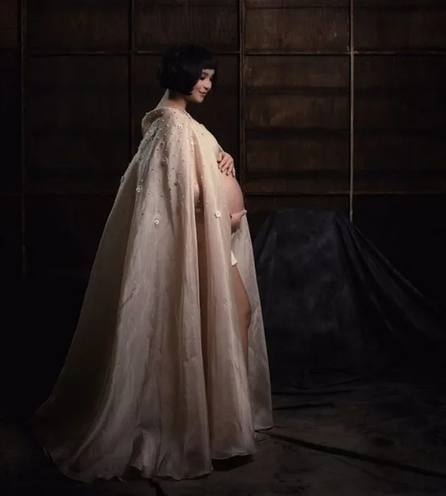 Maternity Photoshoot Putri Titian, Tetap Cantik Meski Buncit!