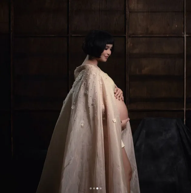 Maternity Photoshoot Putri Titian, Tetap Cantik Meski Buncit!