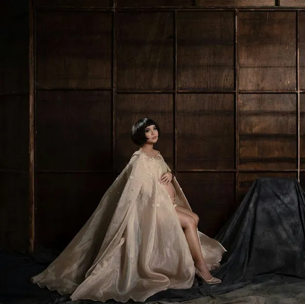 Maternity Photoshoot Putri Titian, Tetap Cantik Meski Buncit!
