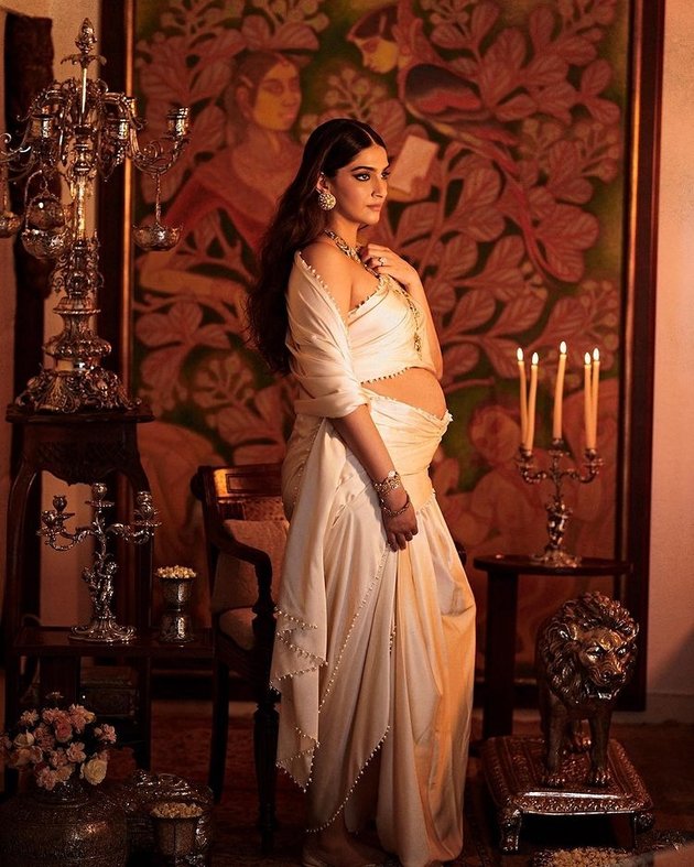 Sonam Kapoor memilih memakai sari pada pemotretan kehamilan anak pertamanya.