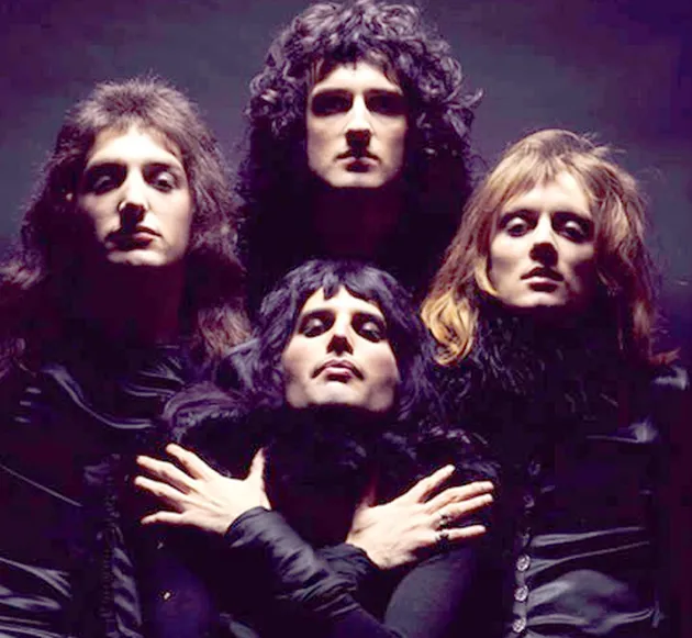 Pelantun Bohemian Rhapsody ini mampu menghasilkan keuntungan 1,33 triliun rupiah. Siapa lagi kalau bukan Queen!