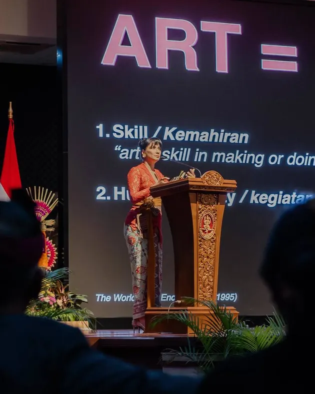 Maudy Koesnaedi bicara soal seni di ISI Bali