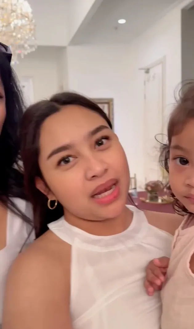 Khirani anak Mayangsari pakai baju putih