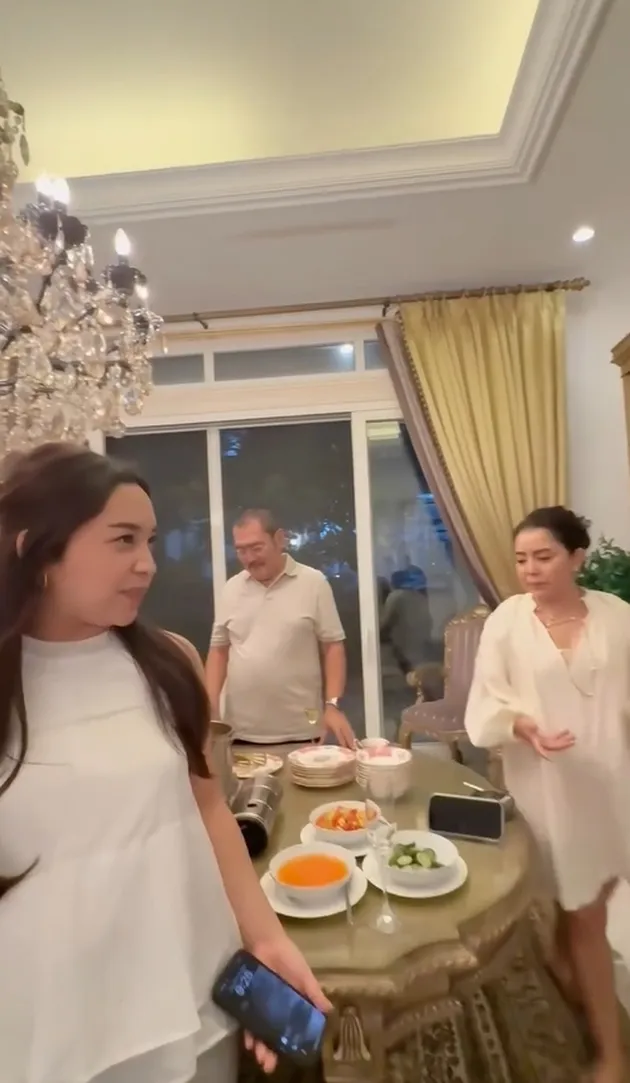 Mayangsari bersama keluarga di rumah